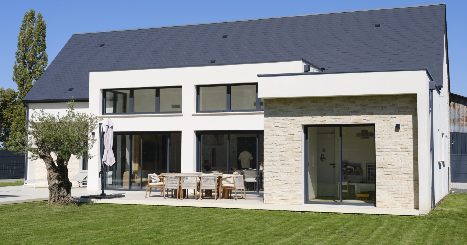 Maison moderne façade en parement en pierre ORSOL collection CUBIK ton naturel