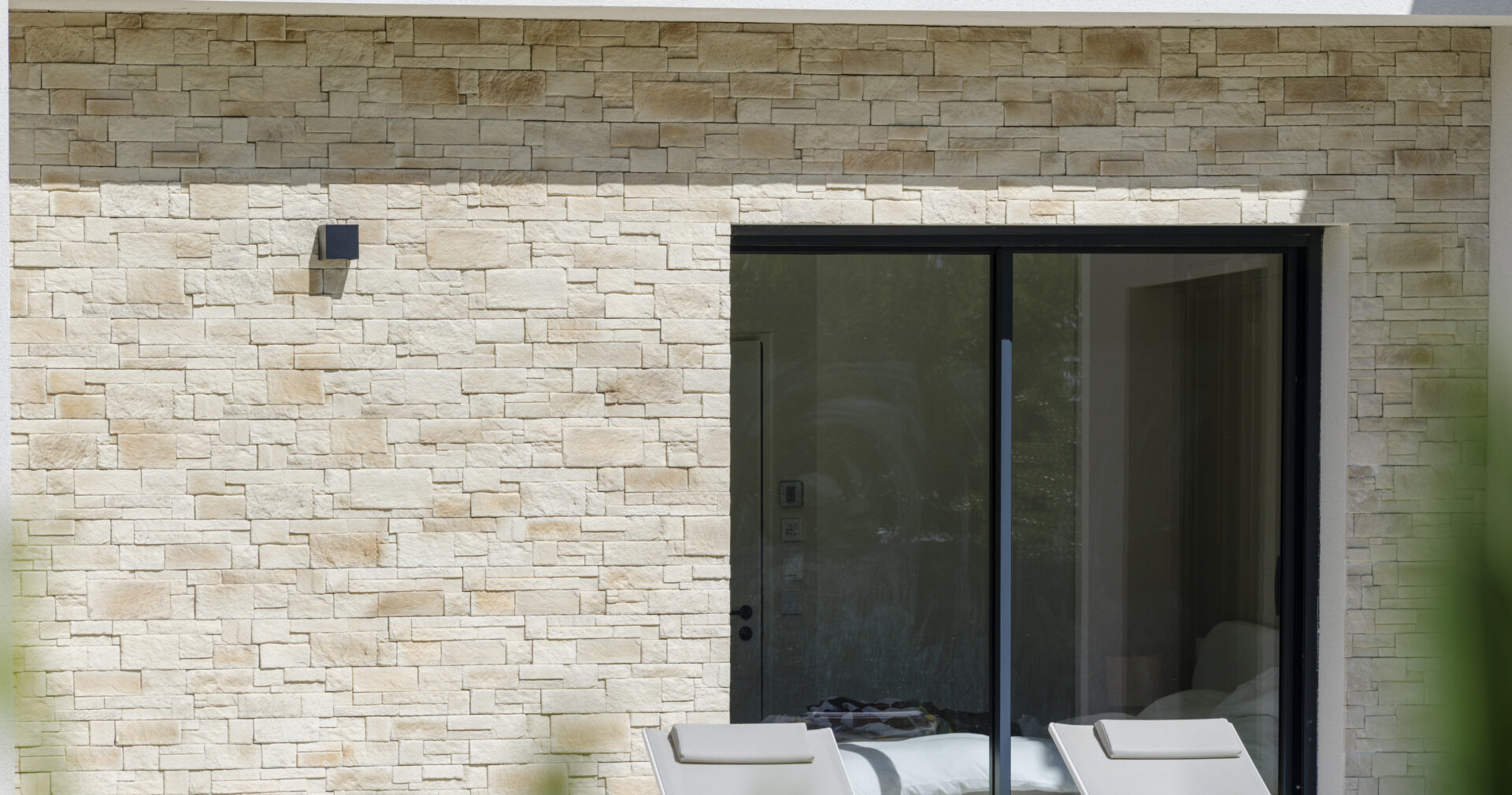 Maison moderne façade en parement en pierre ORSOL collection CUBIK ton naturel